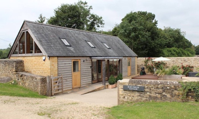 Bourton Cottage | Secluded Cotswold Retreat with views