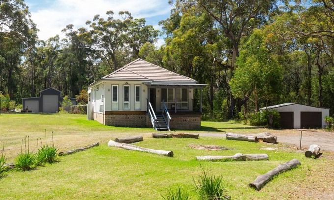 St. Georges Basin House | Secluded Cottage Surrounded by Eucalyptus Trees and Native Wildlife