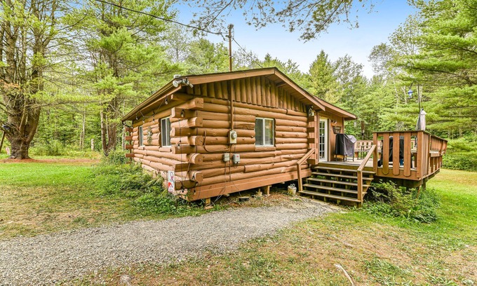 Prattsburgh Apartment | Secluded Dog-Friendly Studio w/Deck, Private Pond, Fireplace, Fast WiFi, Views