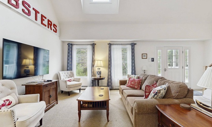 Southport House | Secluded Dog-Friendly Getaway w/Free WiFi, Private Washer/Dryer, Furnished Deck