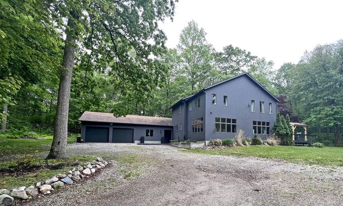 Stonington House | Secluded Farmhouse Retreat - Minutes from Mystic