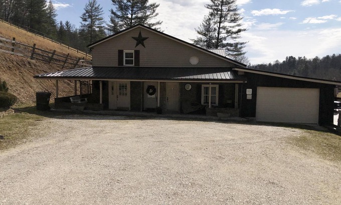 Campton Cabin | Secluded Large Group Cabin with a hot tub and wi-fi