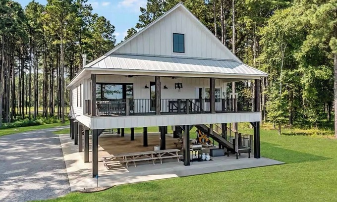 Farmerville House | Secluded Luxury Lake House on Lake D'arbonne: Firepit, Kayaks & More