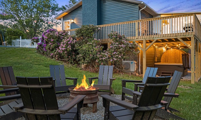 Alexander House | Secluded Oasis: 15 Min to DT, Hot Tub, Sauna, GameRoom, FirePit, Dogs Welcome!