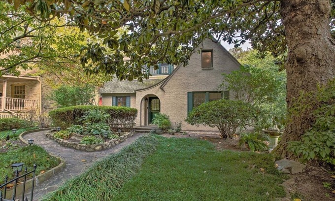 Hot Springs House | Secluded Retreat with Pool, King Beds in a Historic District, 2 mi from Oaklawn!