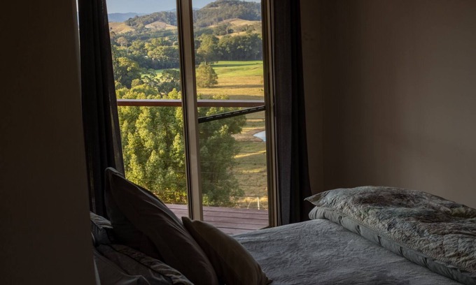 Dunbible House | Secluded Rural Oasis: Misty Mornings and Expansive, Far Mountain Views