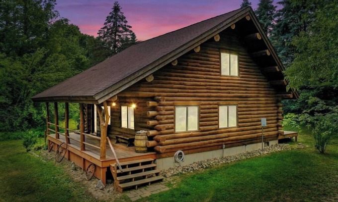 Evart Cabin | Secluded | Sauna, Fire Pit & 20 Acres of Trails