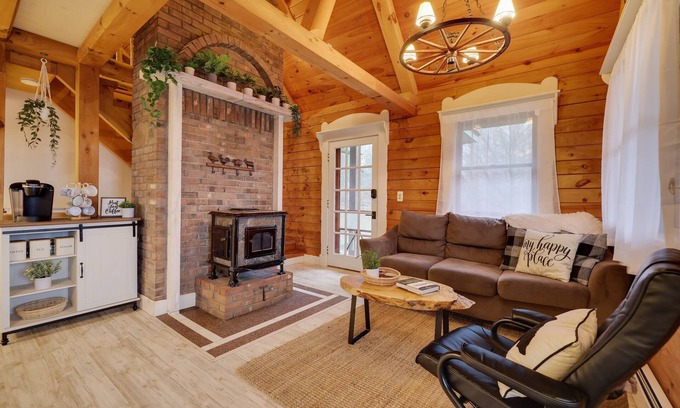 Honesdale Cabin | Secluded Storybook Log Cabin - Honesdale, PA