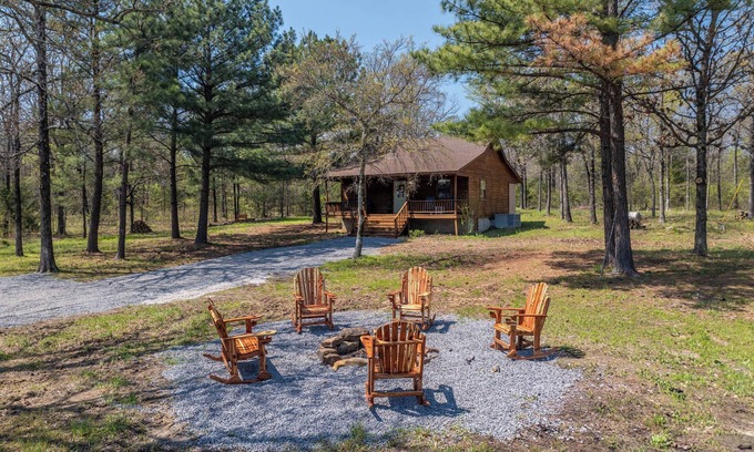 Cookson Cabin | Secluded Tenkiller Cabin close to all Marinas! Less than 5 Minutes from Marinas!