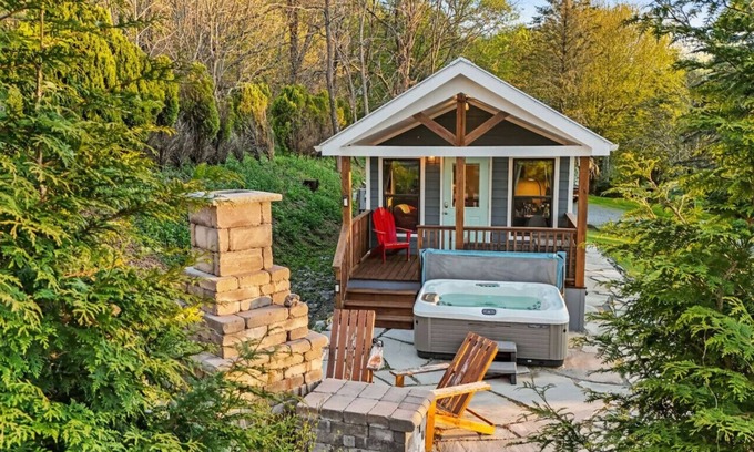 Blowing Rock House | Secluded Tiny 1-BR close to town