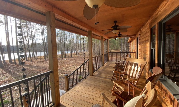 Henderson Cabin | Secluded Waterfront Cabin Retreat