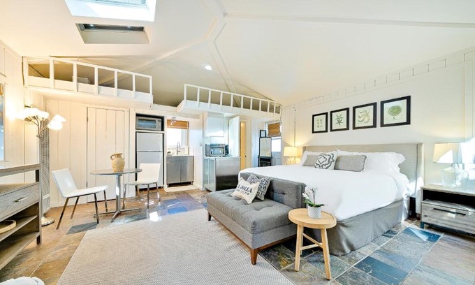 Beach Barber Tract Hotel | Secluded Windansea Beach Rental Cottage