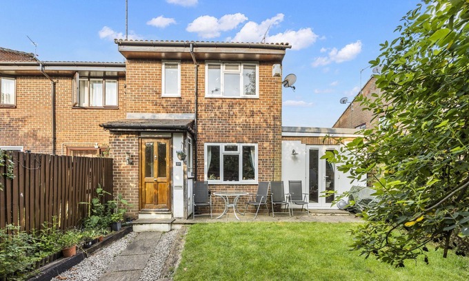 Broadbridge Heath House | Secret Garden House with Free Parking By My Getaways