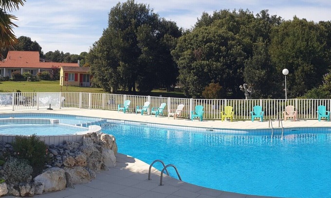 Saint-Savinien Resort | Self-catering cottage 4/6 PERS in a vacation village with swimming pool