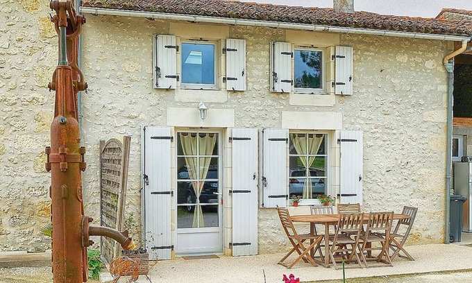 Nieul-les-Saintes House | self-catering holiday home
