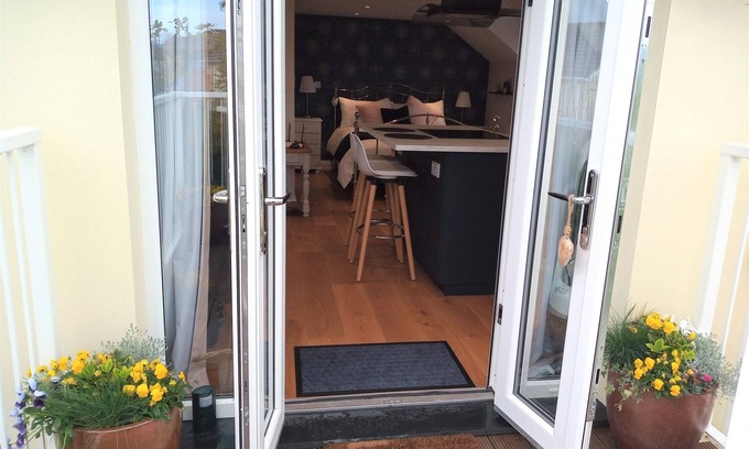 Woolsery Apartment | Self catering apartment for 2 + cot - dog friendly, near Bideford, North Devon