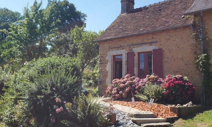 Chemire-en-Charnie House | Self-contained cottage in the countryside, sleeps 4, pond, games, bikes, wifi.