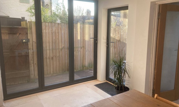 Norwich Apartment | Self contained flat, on a quiet street close to city centre. Pet friendly.