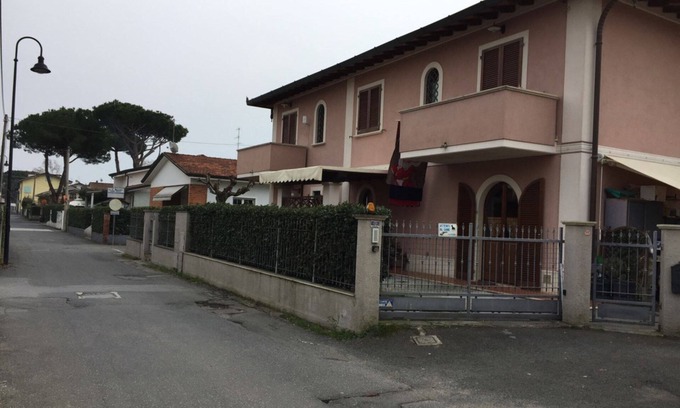 Cinquale Apartment | Semi detached villa on two floors for 4 persons, terrace for meals outside and private parking. In a