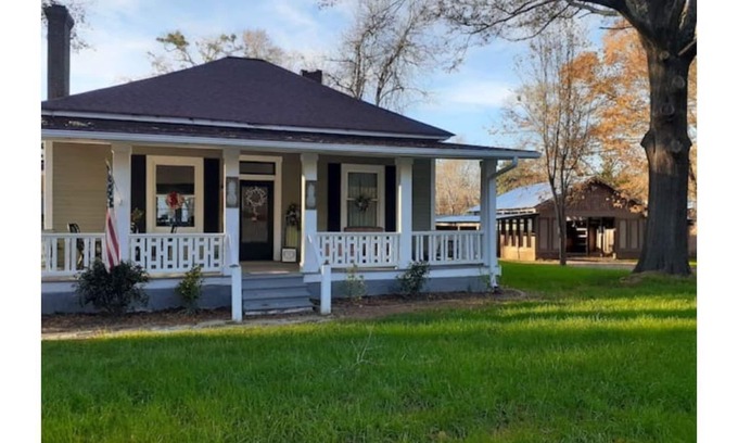 Turin House | Senoia Farmhouse close to town, the home of The Walking Dead.