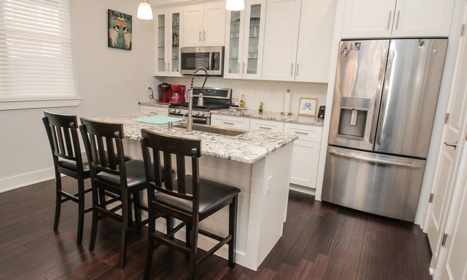 Newbold House | Sensational 3Bed/2Bath w/GATED PARKING! Sleeps 10!
