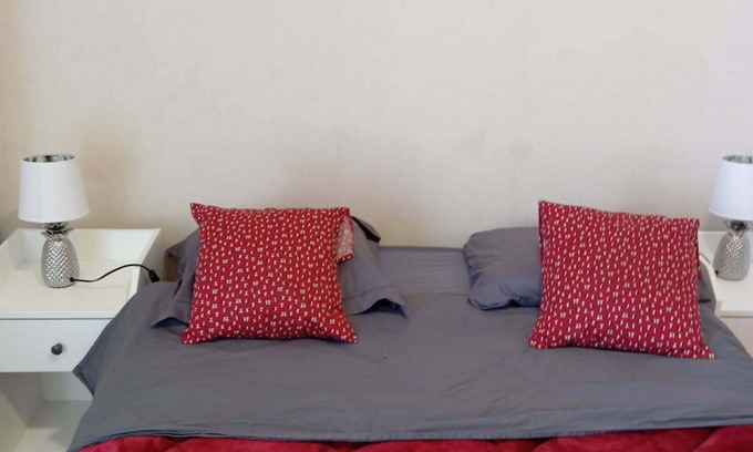 Colombelles Bed & Breakfast | Separate bedroom and bathroom. Ideal for business trips