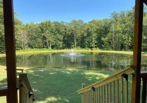 Asheboro House | Serene 1BR Cabin near NC Z00 with Loft & Waterview