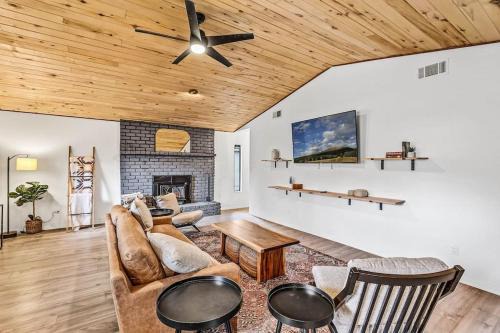 Munds Park House | Serene Cabin-Sauna-Game Room