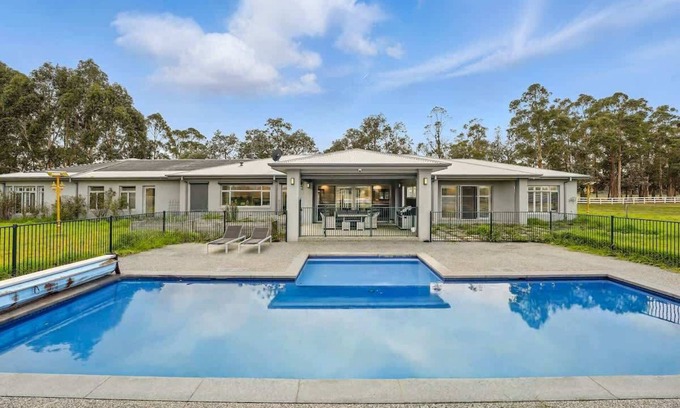Hastings House | Serene Coastal Retreat in Hastings w pool