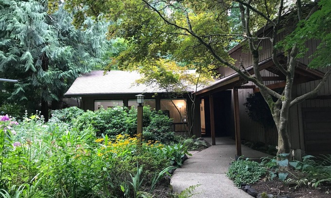 Lake Grove House | Serene Garden Home Center of lake oswego 4 bedrooms, 3 full bath,