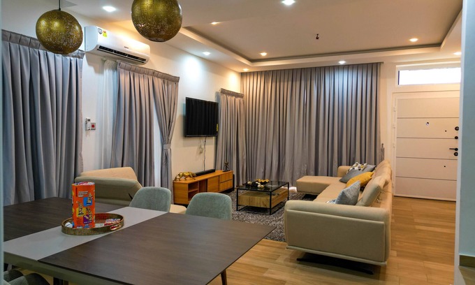 Accra House | Serene Gated 7-Guest Townhome with gym