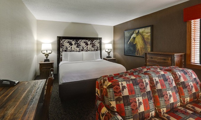 Quincy Hotel | Serene Getaway Near Turtle Lake! Cozy Rooms with Pool Access, Parking