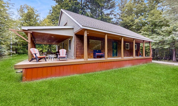 Brutus Cabin | Serene Home with Fire pit, Hammock, Loft, WIFI & Private W&D