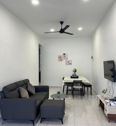 Taman Daya House | Serene Homestay Taman Daya JB