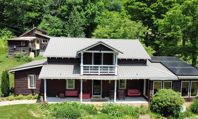 Wilson Creek House | Serene Mountain Retreat Abundant Wildlife 4BR Starlink Internet EV Charger