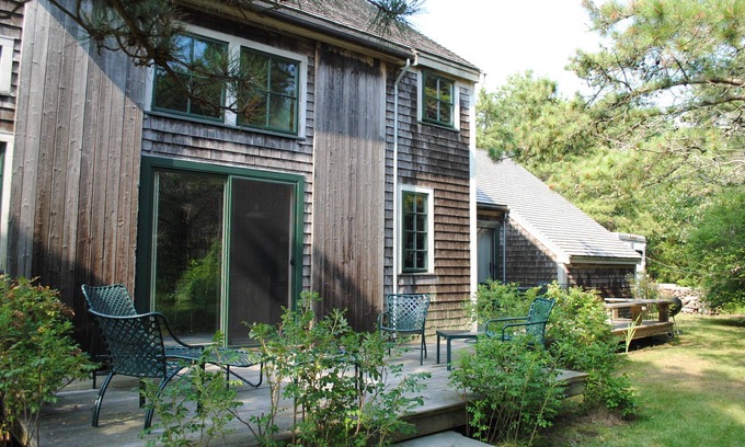 West Tisbury House | Serene Post & Beam Construction/Pet Friendly/Near Bike Path & Sherriff's Meadow