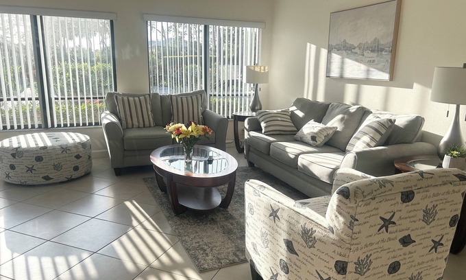 Vamo House | Serene retreat awaits at prime location in charming Timberwoods/Village des Pins