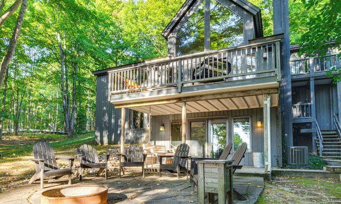 Suttons Bay House | Serene Suttons Bay Home w/Fire Pit & Wooded Yard
