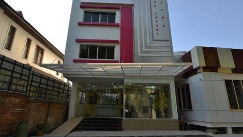 Bahan Hotel | Serene Valley Hotel