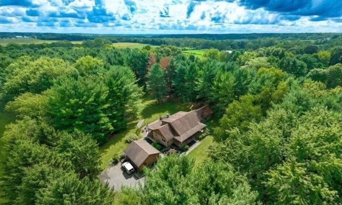 Johnstown Cabin | Serenity on Seven Acres - Luxurious Log Cabin