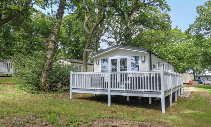 Cowes Cottage | SERENITY, pet friendly, country holiday cottage, with pool in Cowes