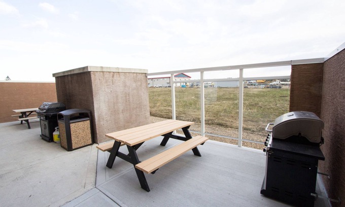 Drayton Valley Hotel | Service Plus Inns & Suites Drayton Valley