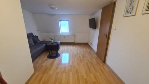 Crimmitschau Apartment | Seyfarthrooms - Monteurwohnung Crimmitschau 7 - voll ausgestattet, 2 Schlafzimmer, WLAN inklusive