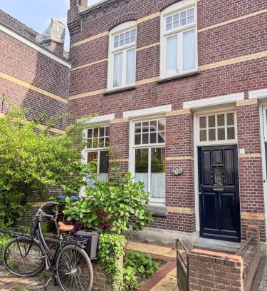 Strijp Apartment | Sfeervolle vooroorlogse woning nabij centrum