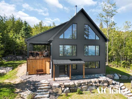 Petite-Riviere-Saint-Francois House | Shack saison - vue sur le fleuve avec spa