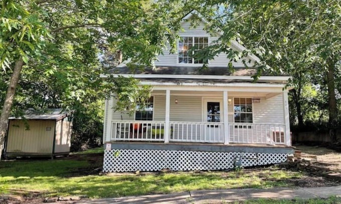 Henryetta House | Shaded historic home, family and pet friendly