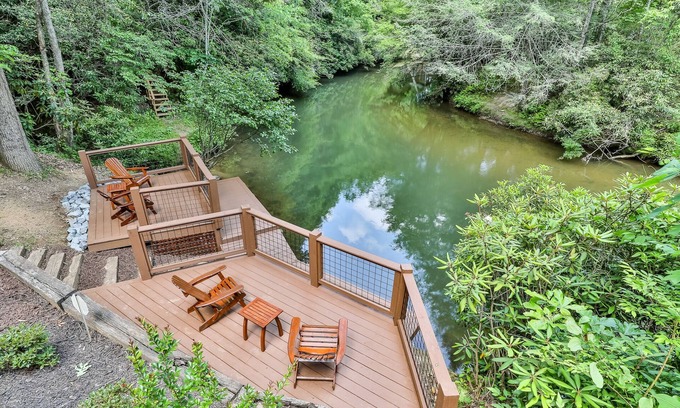 McCaysville Cabin | Shades of Green - Waterfront, Fiber WiFi, Dog Friendly