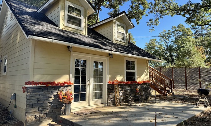 Chicago Park House | Shady Knoll getaway. A peaceful escape in the mountains.