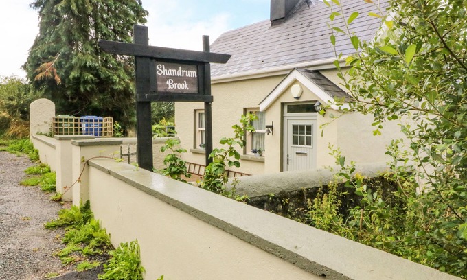 Charleville Cottage | SHANDRUM BROOK, pet friendly, country holiday cottage in Charleville