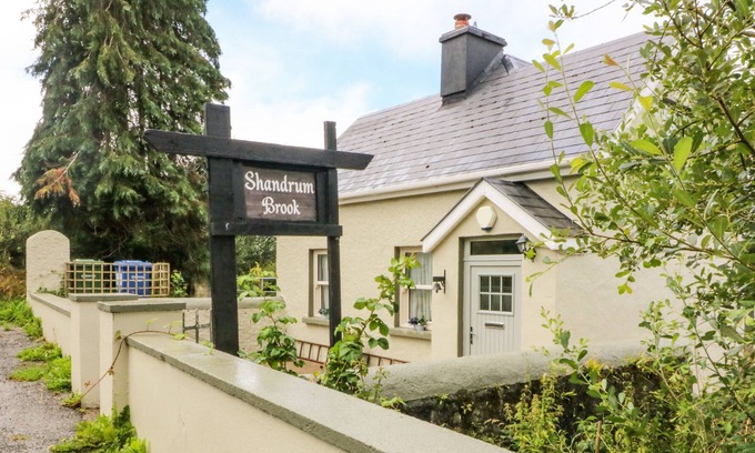 Charleville Cottage | SHANDRUM BROOK, pet friendly, country holiday cottage in Charleville